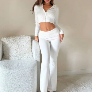 Vit sett - Säljer detta fina vita settet ifrån shein som ja köpte för 300 kr ! Helt ny och inga defekter. Den är i storlek Xs💞 Skriv ifall du har några frågor<3