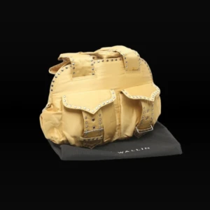  Vintage Lars Wallin väska - Cool och unik väska från Lars Wallin med nitar och två stora fickor framtill. Perfekt för dig som vill sticka ut med en unik accessoar.🍓