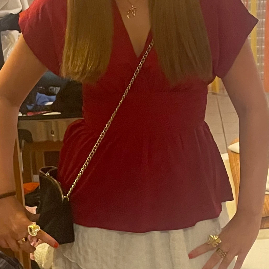 Vinröd omlottopp med v-ringning