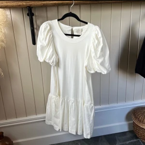 Vit kort klänning med puffärm - Säljer min oanvända klänning från residus. Den har jättefin passform och super kvalitet. Nypris är 1450kr