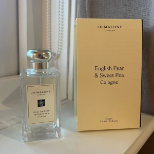 Jo Malone English Pear & Sweet Pea - Fräsch parfym från Jo Malone, English Pear & Sweet Pea Cologne. Endast testad Max 3 sprut. 100 ml.