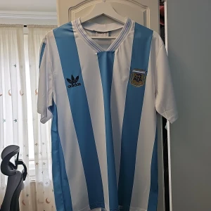 Argentina retro tröja - En klassisk addidas retro tröja som är väldigt fin ✨️