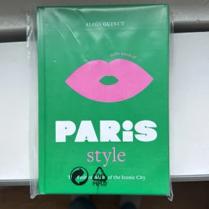 Little Book of Paris Style - Kan användas som inredningsbok! Forfarande i ursprungs-plasten. Upptäck Paris ikoniska mode och stil! Den här boken är en illustrerad guide till stadens mest kända looks, designers och trender. Perfekt för dig som älskar fashion, inspiration och vill veta mer om Paris eleganta vibe.