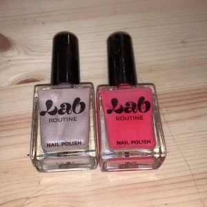 Lab Routine nagellack - Säljer dem här fina nagellacken från kan routine då dem inte har andvänts. Ena är i rosa och andra i en lite vit grå skimret färg