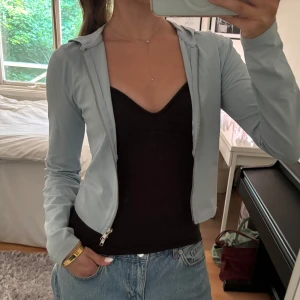 Ljusblå kofta med huva - Snygg ljusblå kofta med dragkedja framtill och huva 🩵