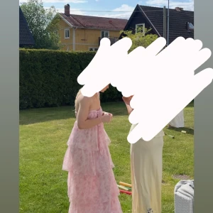 Nelly Klänning - Intressekoll på denna super fina klänningen från Nelly, endast använd en gång på midsommar i super fint skick, köpt för 699