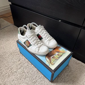 Gucci Ace Tiger - Feta gucci ace tiger snyggare än king snake i storlek uk 8,5 vilket är 43, Super bra skick! Man får med skorna och låda!