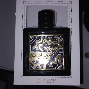 Qaed Al Fursan parfymflaska helt tom - Snygg parfymflaska från Badee Al Oud, Qaed Al Fursan. Flaskan är svart med en lyxig guldig etikett med hästmotiv och orientaliskt mönster. Perfekt för dig som gillar exklusiva och orientaliska dofter. Helt tom