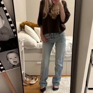 Ljusblå raka jeans från Zara - Ljusblå jeans från Zara i rak modell, storlek 34. Jeansen är midrise och är tillverkade i bomull. 💞💞jag är 160 och dom e lite för långa. 