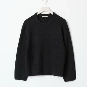 Svart stickad tröja - En svart stickad tröja, använd mycket men de finns inga större problem! Nypris är 399kr. Om du har någon fundering eller bud så skriv privat! 🤩🙏🏻💘