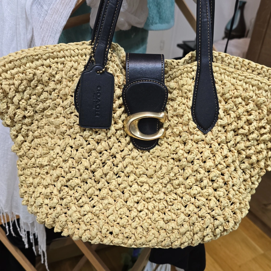 Beige handväska från Coach i flätad stil