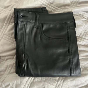 Skinn och orm byxor  -  Säljer ett par skinnbyxor från NA-KD och ett par ormbyxor från H&M