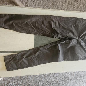 Bruna chinos från H&M L.O.G.G. strl 33 - Snygga bruna chinos från H&M L.O.G.G. i storlek 33. Klassisk rak passform med normal midja och tillverkade i mjuk bomull. Perfekta för en chill och stilren look.