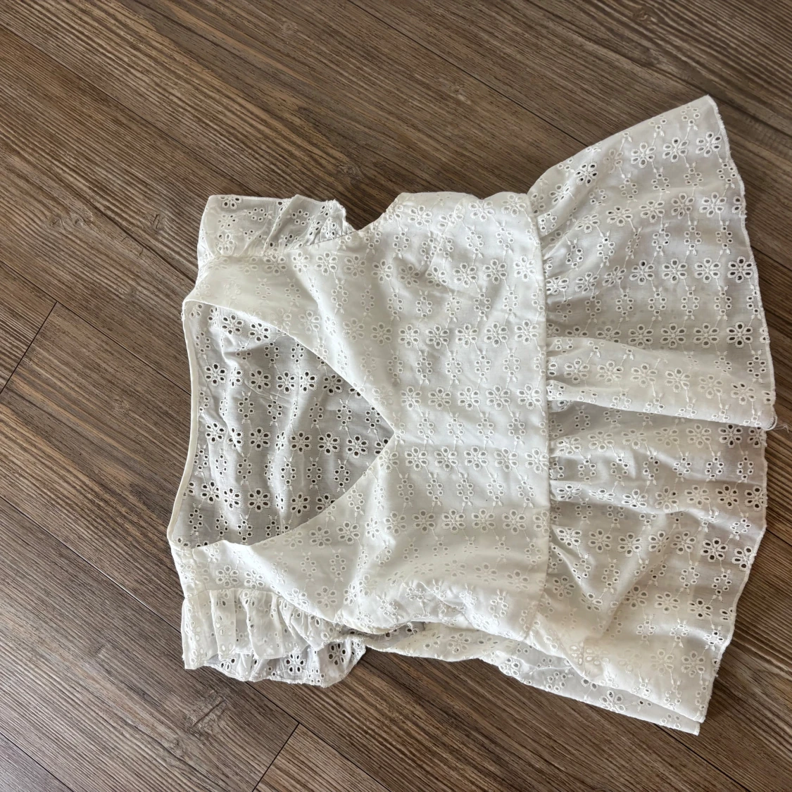 Vit blus med volang och broderi - 3