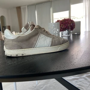 Valentino flycrew sneakers beige/vit - Beiga valentino flycrew väldigt bra skick och väldigt rena det är storlek 39 men funkar även till 40