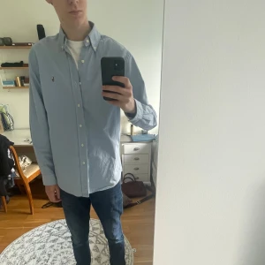 Blå oxfordskjorta frånRalph Lauren - Snygg ljusblå oxfordskjorta från Ralph Lauren i storlek M. Nypris 1599 och mitt pris endast 399. Skick 8/10. Skriv ifall ni har funderingar.