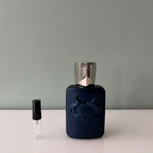 2ml doftprov/sample av Parfums de Marly Layton  - Ett sample på 2 ml av Parfums de Marly Layton. Det är en kryddig vinterparfym av Parfums de Marly. Den börjar starkt och kryddigt, efter ett tag blir den mer söt med vanilj. Våra samples är helt nya och är gjorda av glas. Det är fritt fram att skriva till oss om ni har frågor.