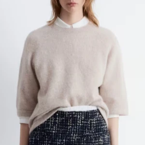 Beige stickad tröja med trekvartsärm - Säljer en tre kvarts ärmar stickad tröja från & other stories!! 🫶🫶 köpt för 790kr och säljer för 500kr då den ej kommit till användning så mycket 