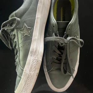 Gröna Converse One Star sneakers - Snygga Converse One Star sneakers i olivgrönt skinn med vit sula och najs stjärndetalj på sidan🌟