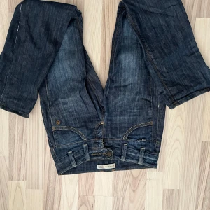 Mörkblå jeans från Object med detaljer - Snygga mörkblå jeans från Object med coola sömdetaljer! Lågmidjade och bootcut! 