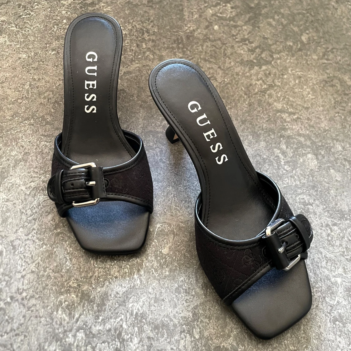 Svarta klackade sandaler från Guess - 2