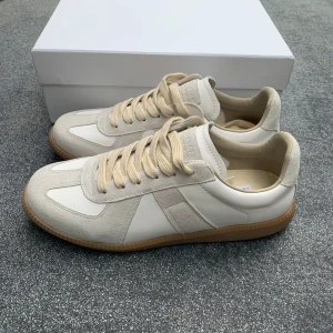 Maison margiela - Säljer dessa superfeta maison margiela i storlek 43, box och dustbags fås med, skickar samma dag!