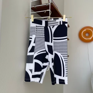 Weekday cykelbyxor  - Mönstrade cykelbyxor/träningstights från Weekday. Fint skick!