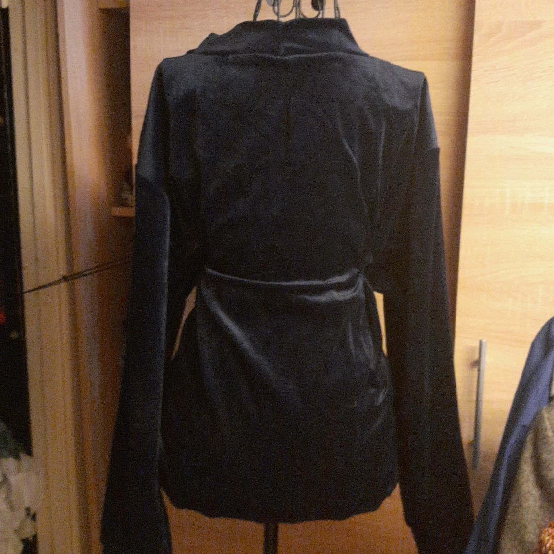 Mörkblå sammetströja med knappar - 1