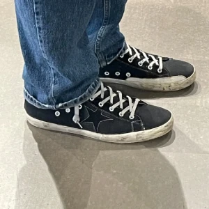 Golden Goose francy - Säljer mina golden goose, inte använda för mycket men har under de gångerna använts ganska vårdslöst, därav de defekter. Som sagt har de visa defekter men inget som påverkar funktionaliteten särskilt mycket men det låga priset är pga dessa skador samt att jag vill bli av med dem så snabbt som möjligt. Med defekter menar jag att tyget delvis öppnats samt sulan på visa ställen (se bilder) mm. Har lämnat in dem till "sneakerstvätten" och fått de lagade vid ett tillfälle. Nypris cirka 6000kr.