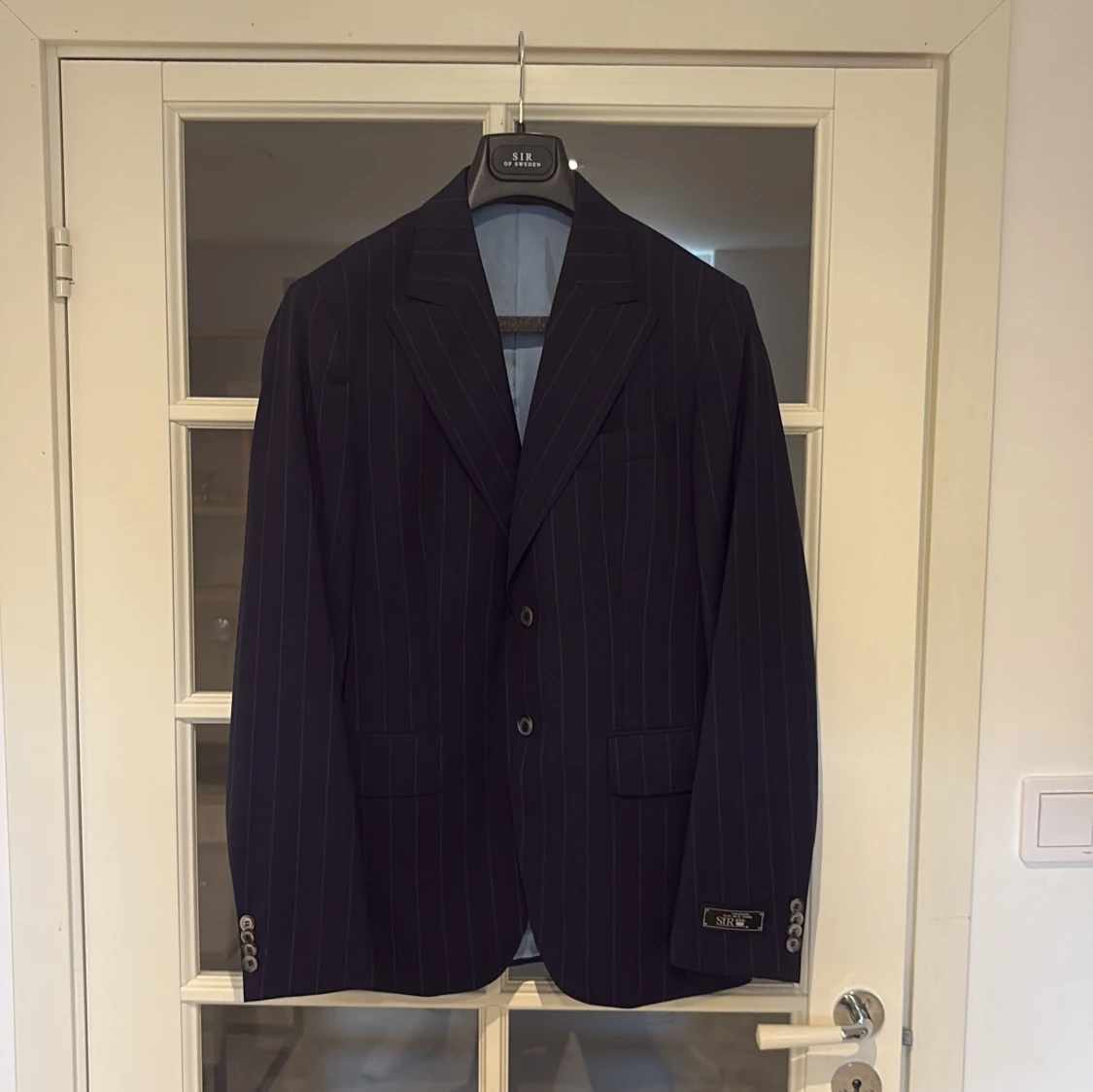 Mörkblå randig kostym från SIR