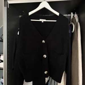 Svart stickad kofta - Svart stickad kofta från Effeny. Storlek M!! Ej använd 