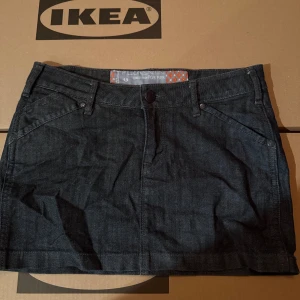 Vintage denim kjol - Jätte snygg men tyvärr för liten för mig, köpt second hand, jeans material med en mörk blå färg💕