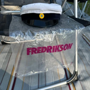 Studentmössa – Fredrikson Jyväskylä (storlek 55) - Klassisk svensk studentmössa i nästan nyskick. Använd max 1 gång – ser i princip oanvänd ut. Äkta Fredrikson från Jyväskylä – känt för sin höga kvalitet och fina hantverk. Storlek 55. Blågult foder, stilren design utan personlig brodyr eller tryck. Funkar för både kille och tjej!  💰 Pris: 500kr 📍 Finns i Jönköping – kan skickas   Perfekt för dig som vill ha en äkta, högkvalitativ mössa till mycket bättre pris än ny!