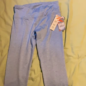 Ljusblå leggings från Cheetah, S - Snygga ljusblå leggings från Cheetah med shape waist och CheetahDRI-teknologi som håller dig torr. Stretchigt material för maximal komfort och rörelsefrihet. Perfekta för träning eller chill dagar. Tight passform och mjuk känsla.