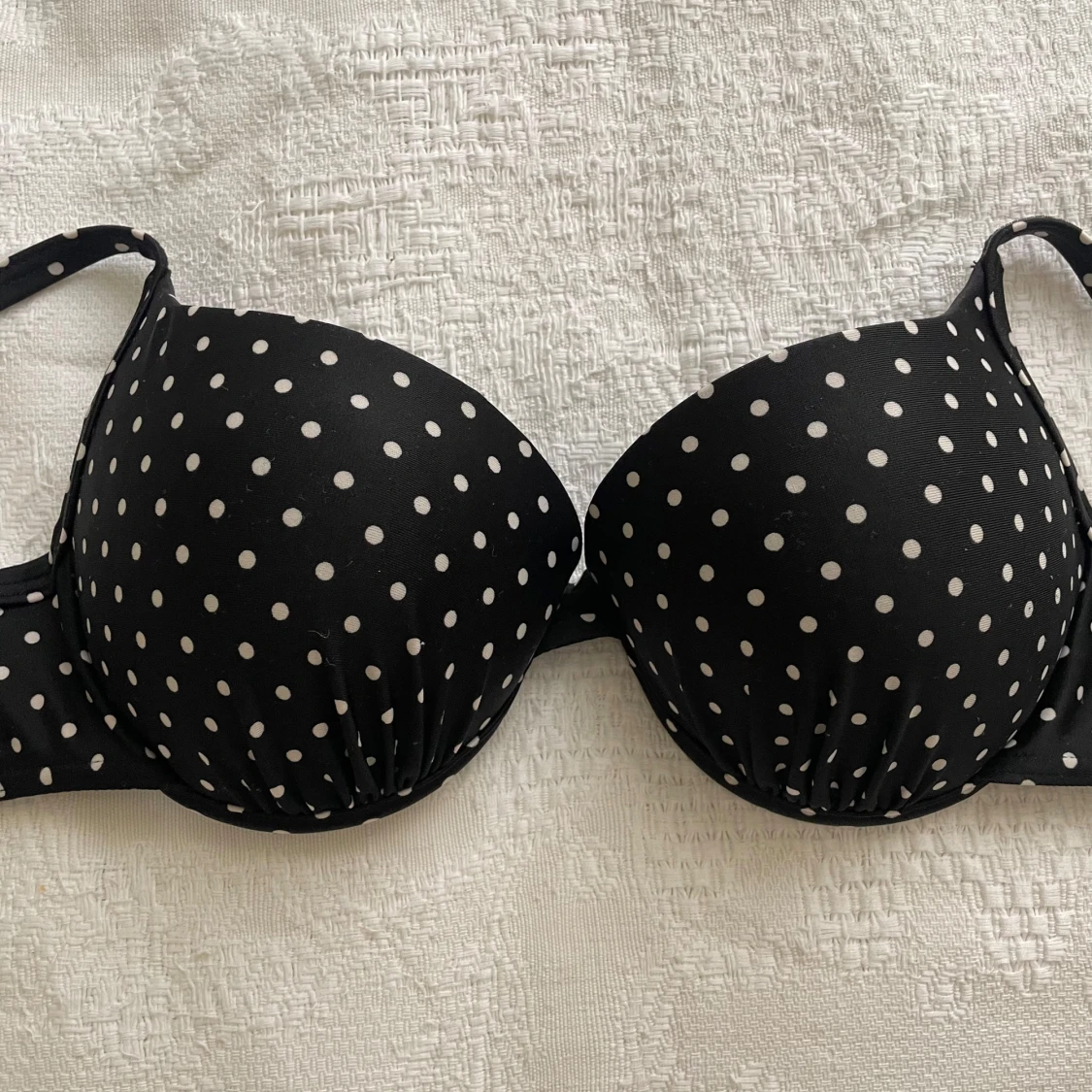 Svart bikiniöverdel med vita prickar - 1