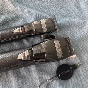 BaBylissPRO fx klippmaskiner  - Två stilrena klippmaskiner från BaBylissPRO. Helt nya. Säljs på grund av att dom inte används. Ordinarie pris 5000 men säljs för 3499. Allt ingår samt kvitto finns.