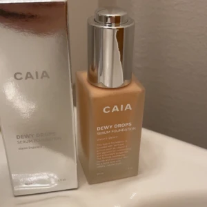 CAIA Dewy Drops Foundation💝 - Säljer caia Dewy Drops Serum Foundation i färgen 10W💕Nästan helt ny, endast använd några gånger som man kan se på sista bilden. Ger superfint glow och en fin bas under sminket❣️❣️Nypris: 375kr