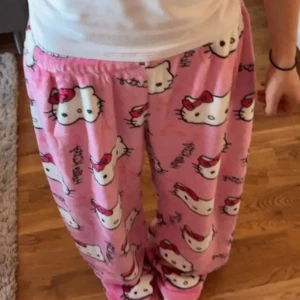 Hello Kitty rosa mjukisbyxor - Hello Kitty pyjamasbyxor som jag fått av en vän. Obs går ej ned i pris