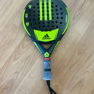 Padelrack  - Padelrack från adidas, visar lite tecken på användning, men fungerar utmärkt. Därav priset 