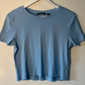 Topp från Vero Moda!  -  Topp från Vero Moda! !Klassisk Crop-topp från Vera Moda! Ljusblå. Nyskick 