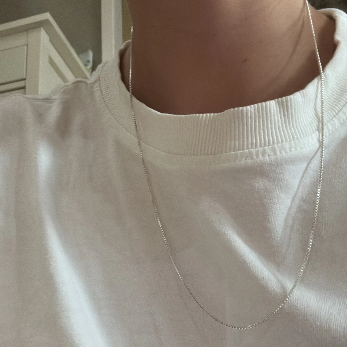 Tunt silvrigt halsband som passar bra till både män och kvinnor. - 1