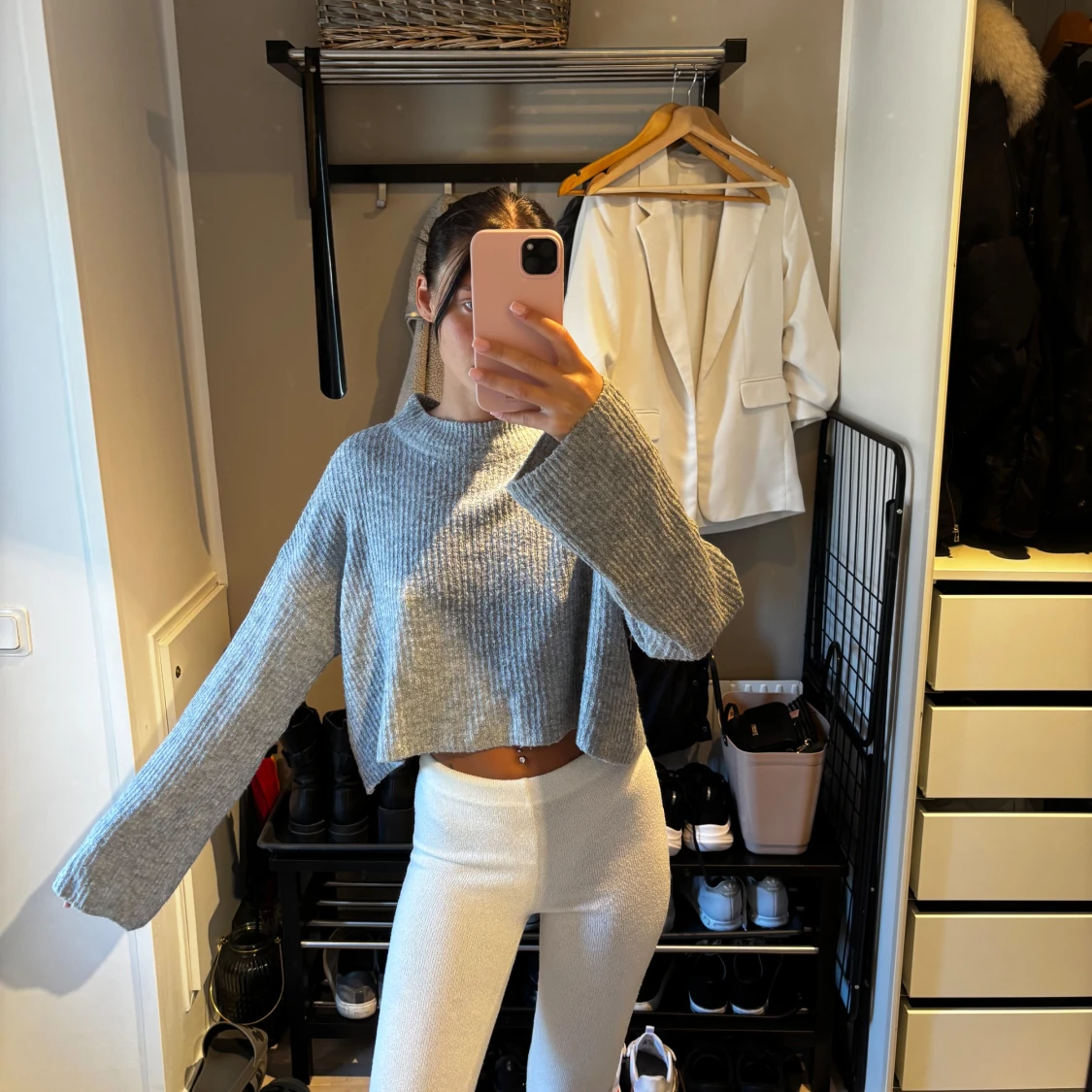 Grå croppad stickad tröja