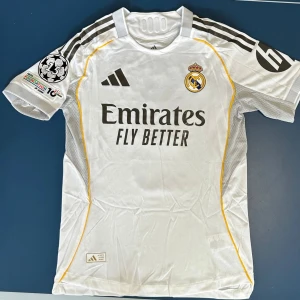 Mbappé Real Madrid Fotbollströja - Helt ny Mbappé Real Madrid Fotbollströja. Storlek M