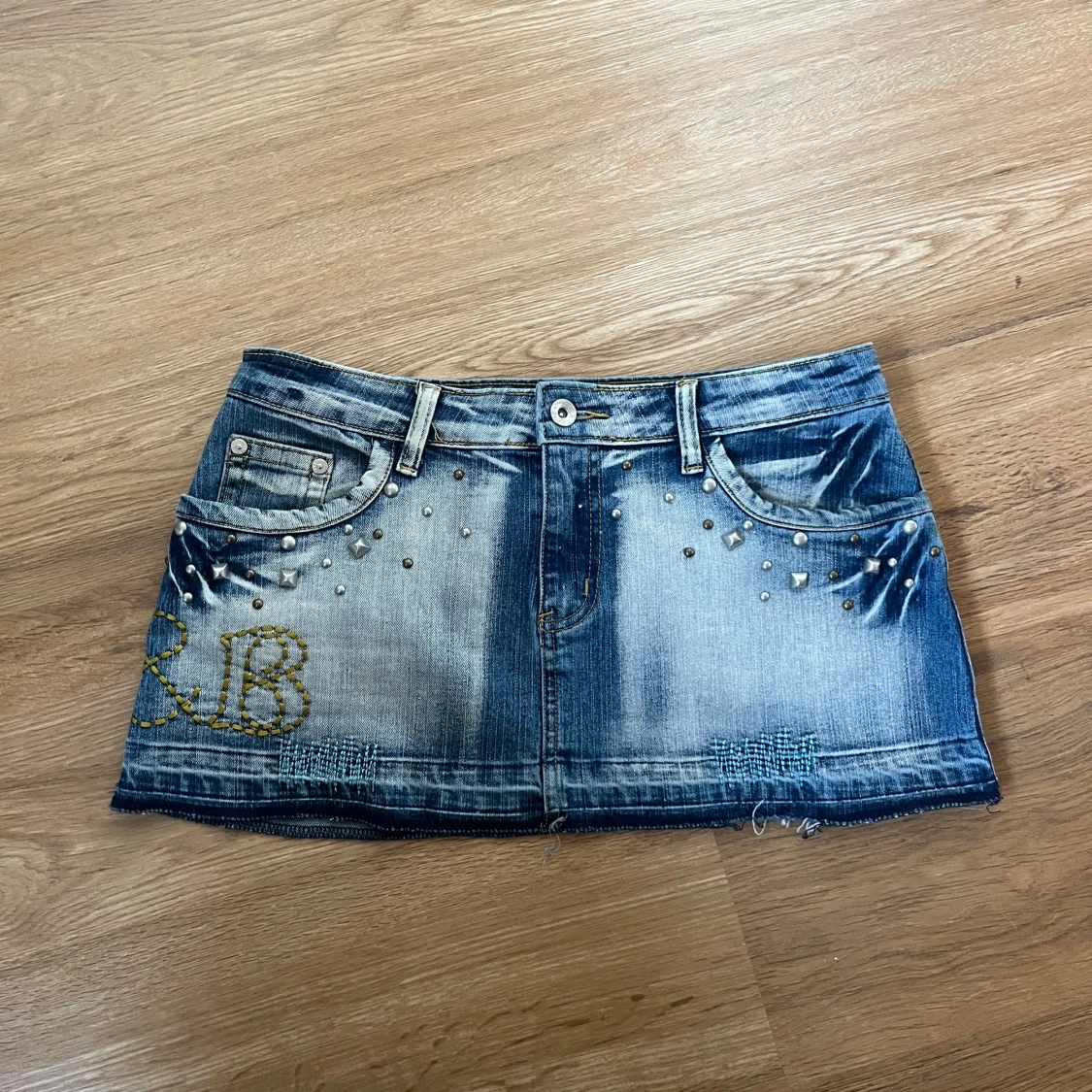 Jeanskjol med nitar från K&B Denim