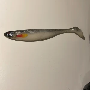 Westin shadteez 18cm 33gr - Bra sommar/höstjigg med en självlysande mage från westin perfekt till djupa mörka sjöar 