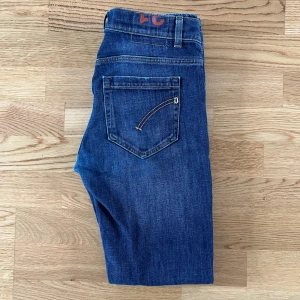 Dondup George - Tja. Dondup George Jeans i formen Slim fit. Jeansen kommer med ett skönt tyg mot bena och en fin blå färg. Storleken är 31w 31l som kommer passa folk runt 170-175. Finns ett litet hål som är ihopsydd (se bild 3) men inget man ser när man har på sig dom. Priset är redan pruttat och klar ✅ 