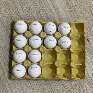 12 st Titleist velocity pris kan diskutera  - 12 st Titleist Velocity de är i A klass skick och inga märken de är en av de bästa modellerna från Titleist och en favorit på banan pris kan diskuteras!