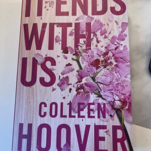 It Ends With Us - En gripande roman av Colleen Hoover med ett vackert omslag i rosa toner. Perfekt för dig som gillar starka känslor, relationer och berättelser som berör. En modern favorit bland unga vuxna och ungdomar!