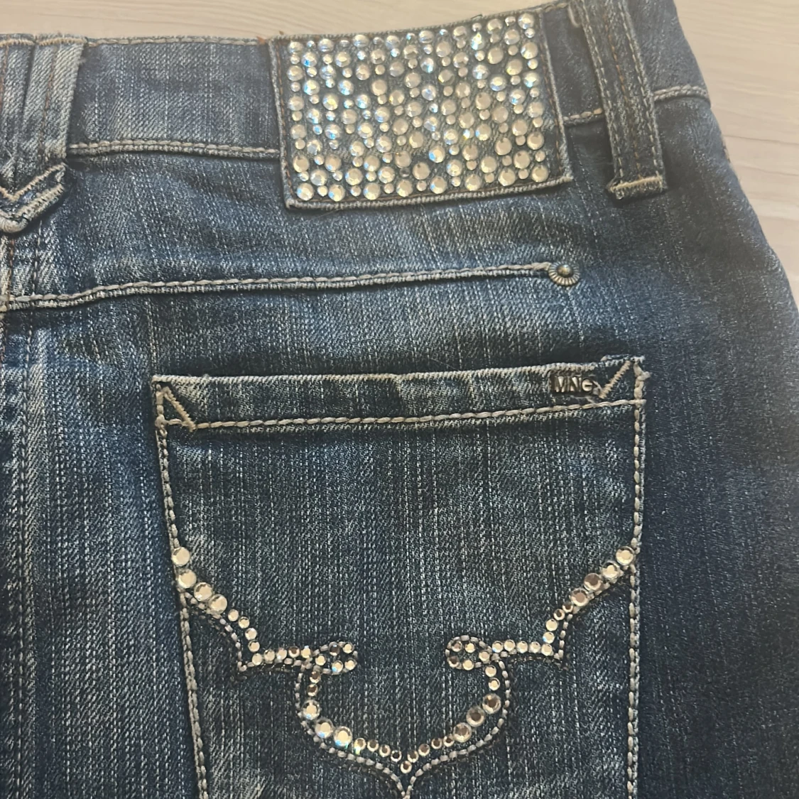 Jeanskjol med glittriga detaljer - 2