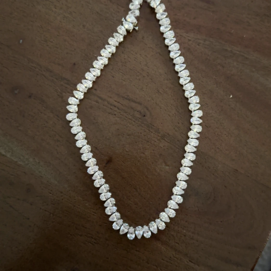 Swarovski halsband med droppformade stenar - 4